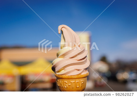 Dake Kimi and Marron's Mixed Soft Cream (Hirosaki City, Aomori Prefecture) Dake Kimi and Marron's Mixed Soft Cream (Hirosaki City, Aomori Prefecture) 98262027