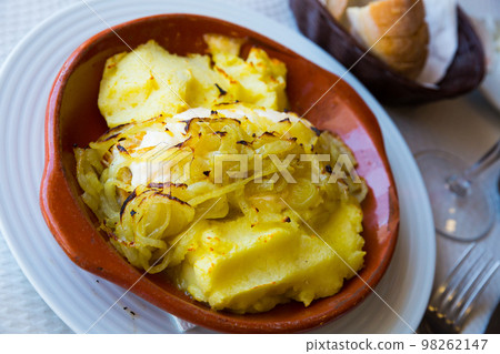 Cod steak baked with potato 98262147