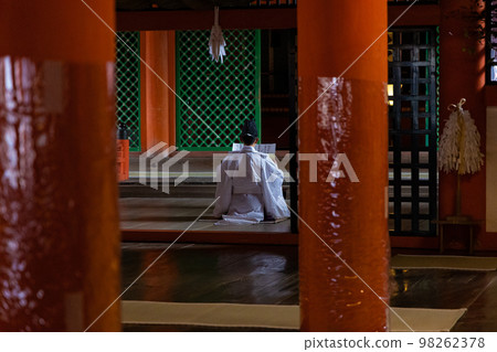 EOSR6.Hiroshima Miyajima, Miyaji is at work. 98262378