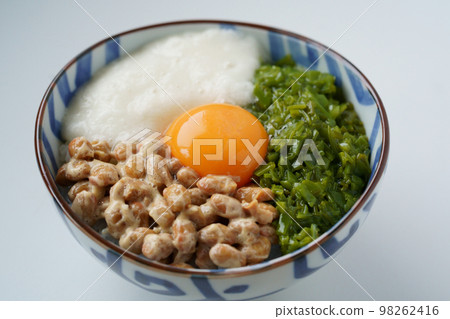 Mekabu、磨碎的山藥和納豆放在飯碗上 98262416