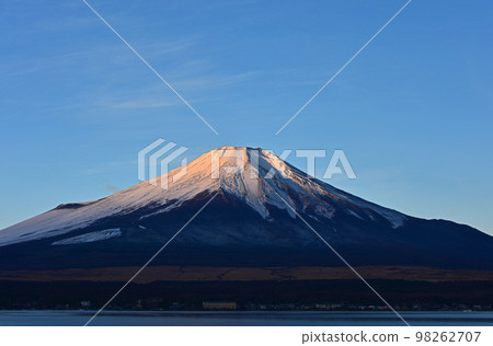山中湖清晨的富士山 山中湖清晨的富士山 98262707