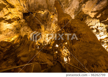 Cave 98262799