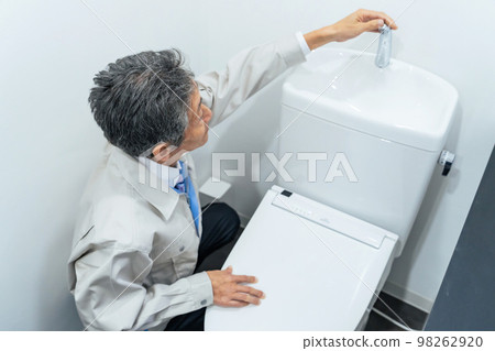 檢查廁所的工人 98262920