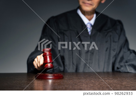 法官擊中木槌法庭審判 98262933