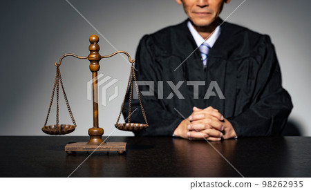 一個法律長袍的人和一個平衡的司法形象 98262935