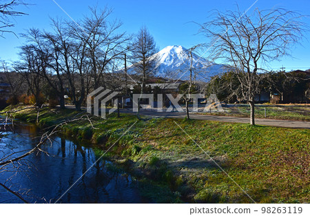 忍野村的清晨富士山 忍野村的清晨富士山 98263119