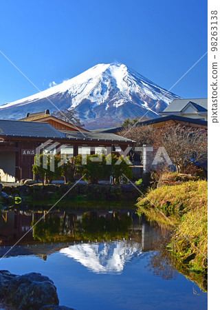 忍野村的清晨富士山 98263138