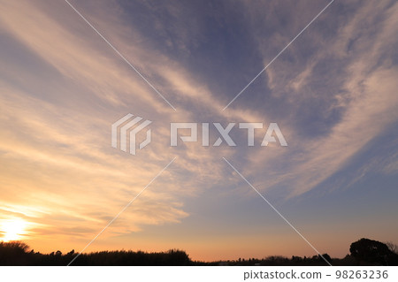 落日的天空和落日的雲彩 落日的天空和落日的雲彩 98263236