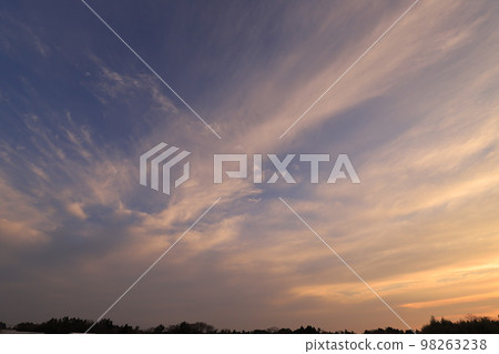 落日的天空和落日的雲彩 落日的天空和落日的雲彩 98263238