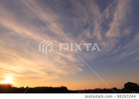 落日的天空和落日的雲彩 落日的天空和落日的雲彩 98263244