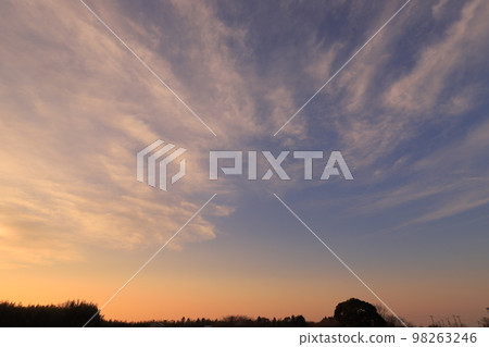落日的天空和落日的雲彩 落日的天空和落日的雲彩 98263246