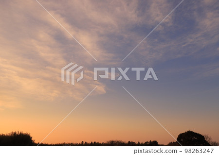 落日的天空和落日的雲彩 落日的天空和落日的雲彩 98263247