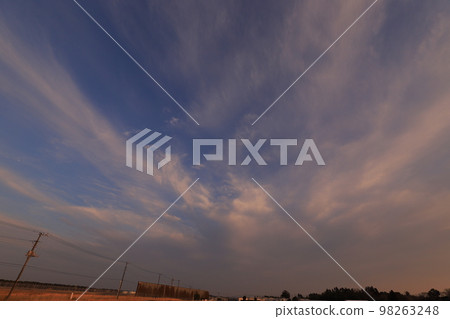 落日的天空和落日的雲彩 98263248