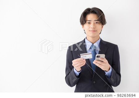 A young man who pays by card Smartphone A young man who pays by card Smartphone 98263694