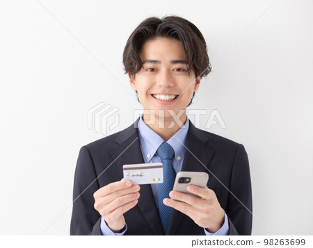 一個用卡智能手機支付的年輕人 98263699