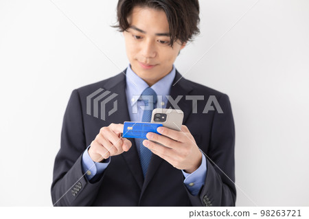 一個用卡智能手機支付的年輕人 98263721