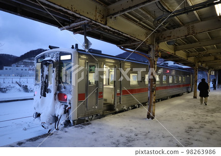 去年冬天在留萌站等待發車的Kiha 54 98263986