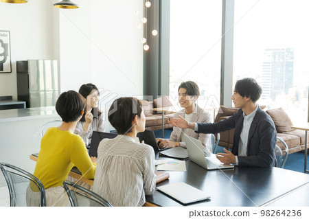 人們在辦公室開會 人們在辦公室開會 98264236