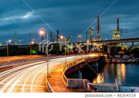 《大阪府》濱寺大橋與堺仙北臨海工業區工廠夜景 98264519