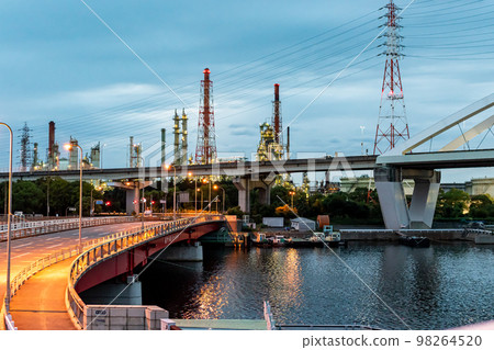 《大阪府》濱寺大橋與堺仙北臨海工業區工廠夜景 98264520