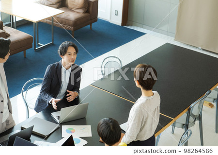 Large meeting scene 98264586