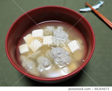 美味的味噌湯配 gisu 魚糜和豆腐 98264673