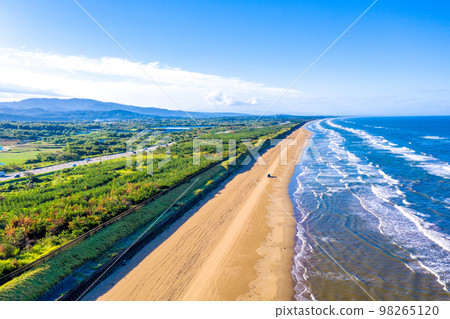 千里濱Na車道在清晨（金澤市的背景） 98265120