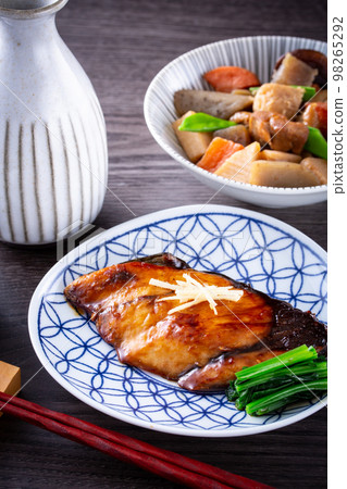Yellowtail teriyaki and sake 98265292
