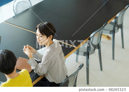 做出安排的女性 98265323