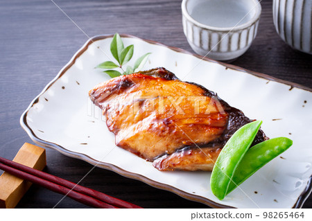 鰤魚照燒和清酒 98265464