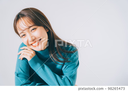穿藍色針織衫的女人 98265473