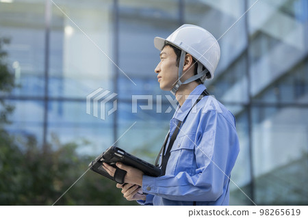 A man in work clothes with a tablet Photo cooperation "LINK FOREST" A man in work clothes with a tablet Photo cooperation "LINK FOREST" 98265619
