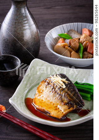 Boiled mackerel and sake 98265644