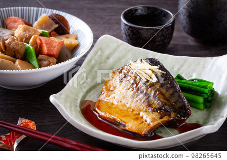 煮青花魚和清酒 98265645