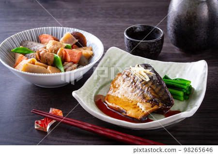Boiled mackerel and sake 98265646