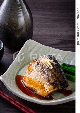 Boiled mackerel and sake 98265692