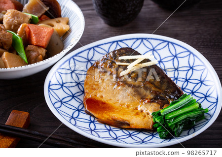 Boiled mackerel and sake 98265717