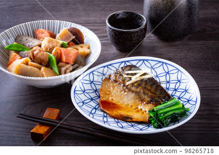 Boiled mackerel and sake 98265718