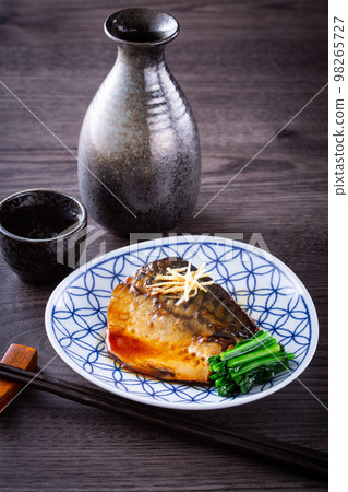 Boiled mackerel and sake 98265727