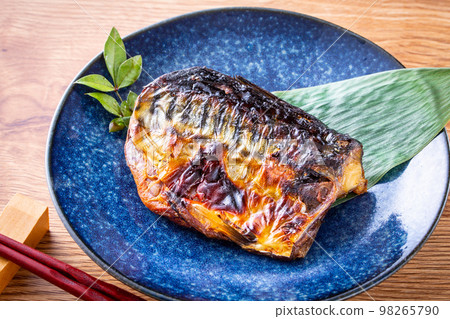 與鹽的烤鯖魚 98265790