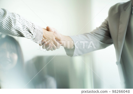 A businessman shaking hands 98266048