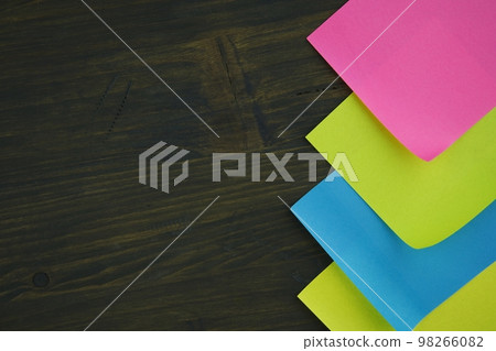 Adhesive note stickers with curled corners 98266082