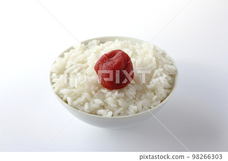 梅干放在碗裡的米飯上 98266303
