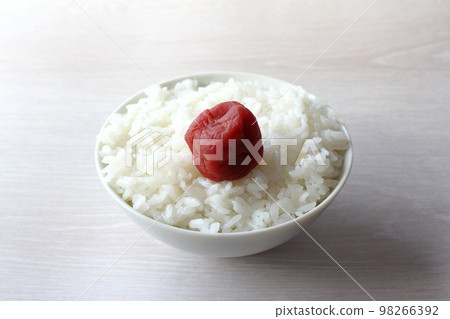 梅干放在碗裡的米飯上 梅干放在碗裡的米飯上 98266392