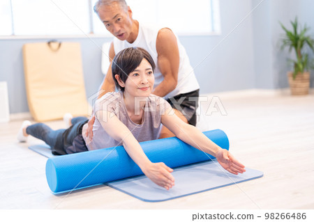 Personal gym Middle-aged woman 98266486