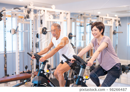 健身車中間夫婦 98266487