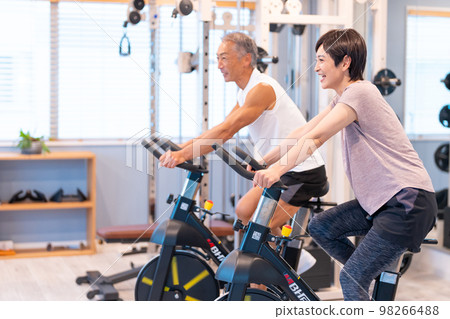 健身車中間夫婦 98266488