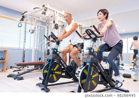 健身車中間夫婦 98266495