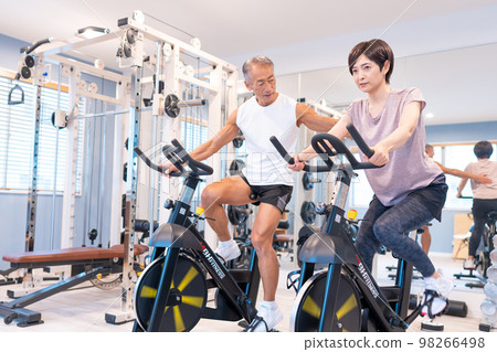 健身車中間夫婦 98266498