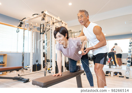 Personal gym Middle-aged woman 98266514